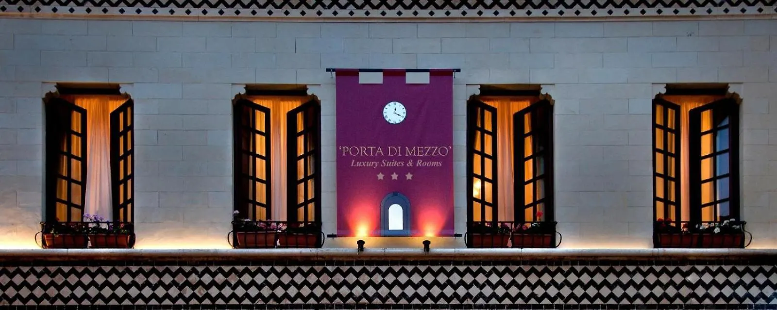 Porta Di Mezzo Luxury Suites & Rooms location